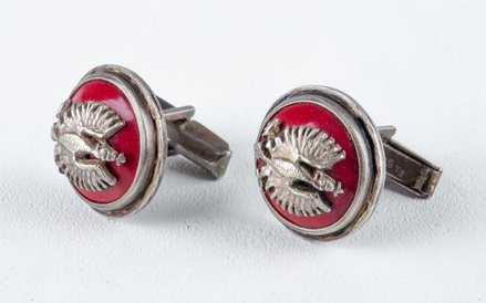 Te srebrne spinki do mankietów zostały wykonane przed 1939 r.