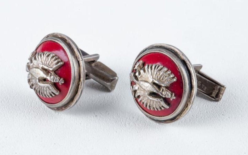 Te srebrne spinki do mankietów zostały wykonane przed 1939 r.