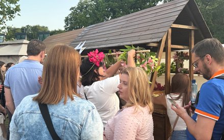 Wianki można było kupić na stoiskach na terenie imprezy