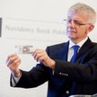 Marek Belka, prezes NBP, prezentuje banknot ze zmodernizowanymi zabezpieczeniami