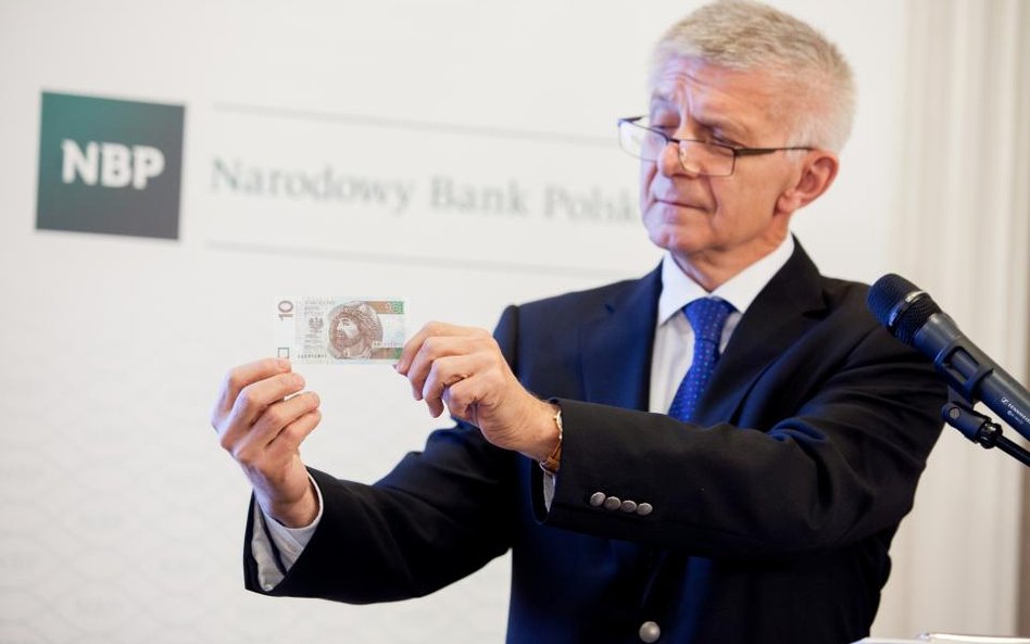 Marek Belka, prezes NBP, prezentuje banknot ze zmodernizowanymi zabezpieczeniami