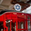 Zrekonstruowany wagon tramwaju, który jeździł po terenie getta warszawskiego.