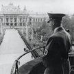 Adolf Hitler na balkonie wiedeńskiego ratusza, skąd przemawiał przed referendum (które odbyło się 10