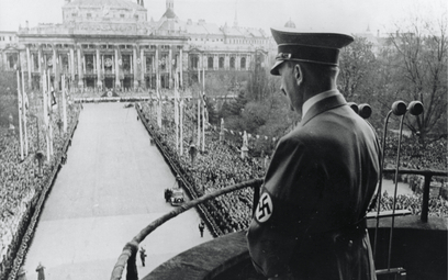 Adolf Hitler na balkonie wiedeńskiego ratusza, skąd przemawiał przed referendum (które odbyło się 10