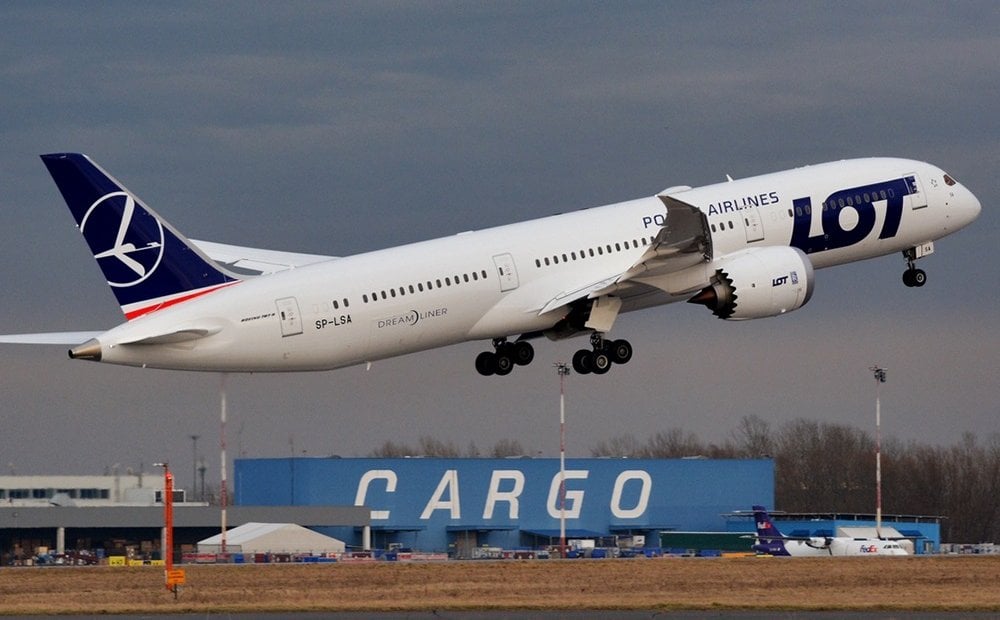 Czy można poszerzyć niebo? Jak naukowcy z UW chcą usprawnić globalny ruch lotniczy