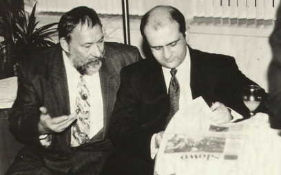 1994 rok, Wilno. Dariusz Fikus i Jerzy Haszczyński przeglądają pierwszy numer „Słowa Wileńskiego”