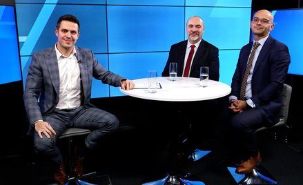 Gośćmi Przemysława Tychmanowicza w Parkiet TV byli Piotr Szulec (w środku), prezes Skarbca TFI, oraz
