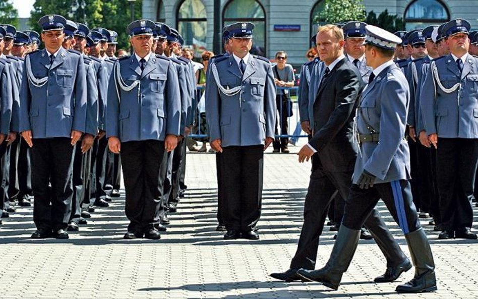 Donald Tusk uspokaja żołnierzy oraz funkcjonariuszy m.in. policji, że tym, którzy już pracują, nie z