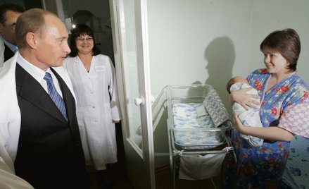 Władimir Putin (na zdjęciu z lewej) nie planuje wprowadzenia całkowitego zakazu aborcji. Swoim zwycz