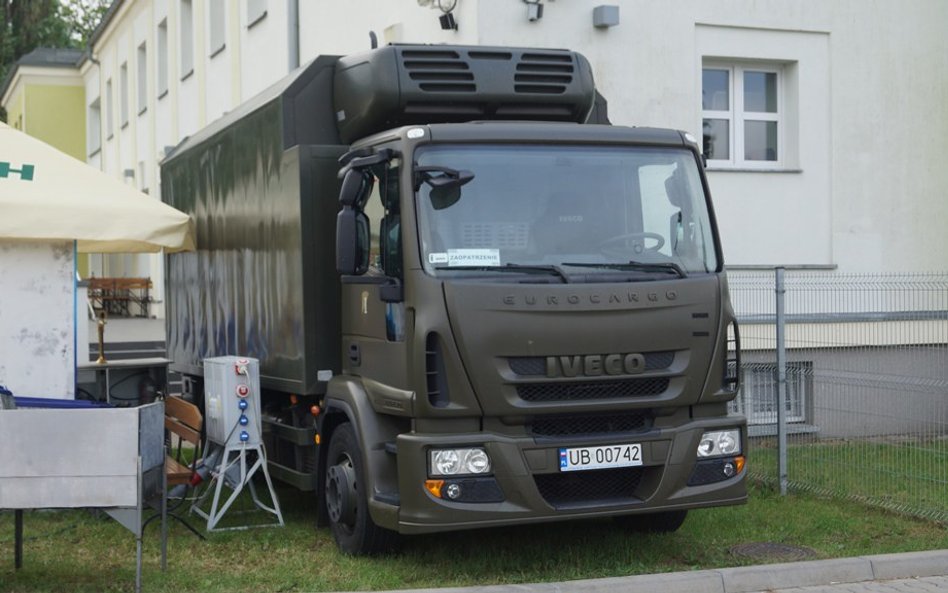 Wojskowy samochód chłodnia na ciężarówce Iveco Eurocargo. Fot./Łukasz Pacholski.