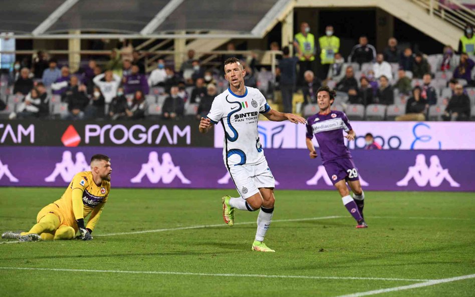 Ivan Perisić cieszy się z gola strzelonego Fiorentinie
