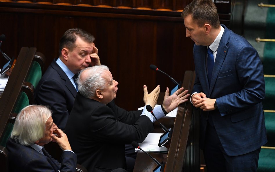 Prezes PiS Jarosław Kaczyński, minister obrony narodowej Mariusz Błaszczak, były wicemarszałek Sejmu