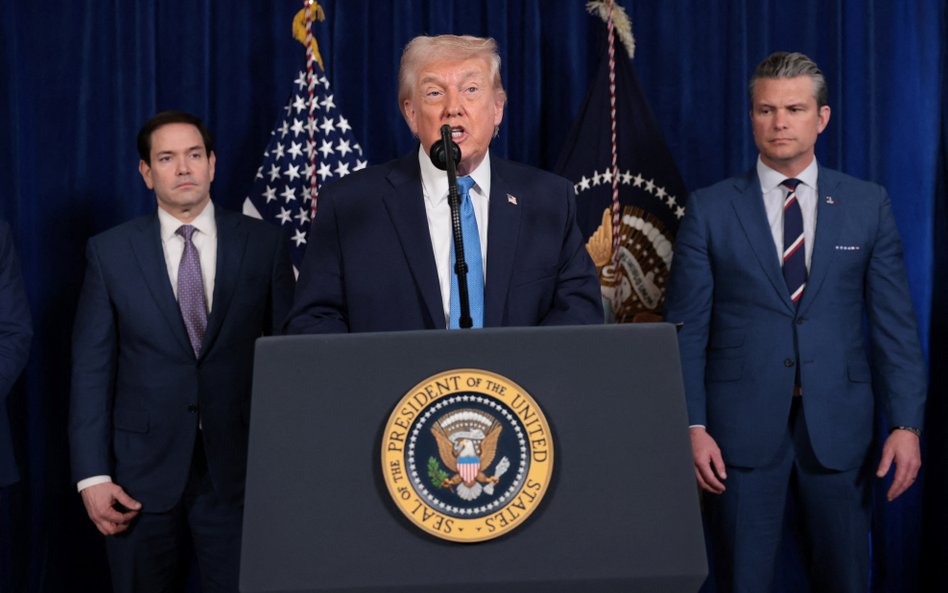 Donald Trump przed rezydencją Mar-a-Lago na Florydzie