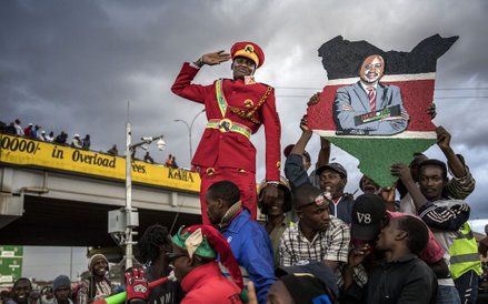 Zwolennik prezydenta Kenii Uhuru Kenyatta pozdrawiający ludzi w Nairobi.