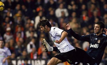 Valencia – Real 2:3. Na zdjęciu Angel de Albert (z lewej, Valencia) i Gonzalo Higuain