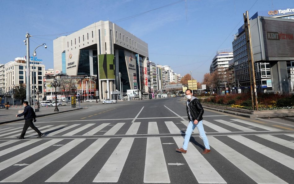 Turcy robią zapasy makaronu i ryżu. "Do kraju zawitał głód"