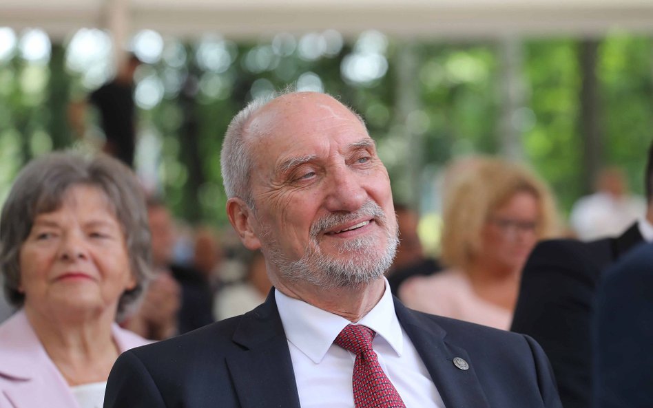 Macierewicz: Opozycja podejmuje działania antypolskie