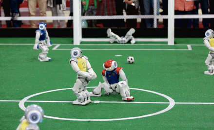 Roboty grają w piłkę. Sztuczna inteligencja na boisku