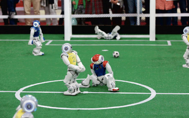 Roboty grają w piłkę. Sztuczna inteligencja na boisku