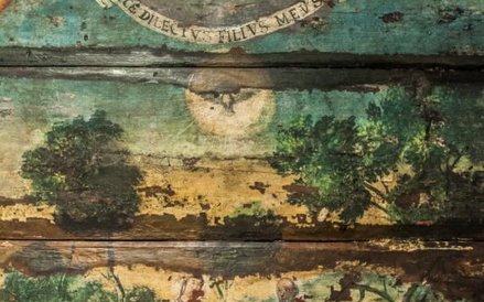 Malowdiło zdobi drewniany sufit