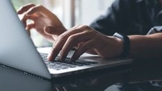 AI w Polsce częściej w domu niż w pracy. Firmy w tyle