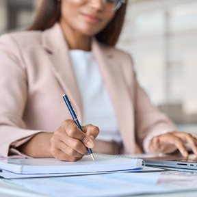 Używanie długopisu, pióra czy ołówka do sporządzania ręcznych notatek stanowi proces angażujący znac