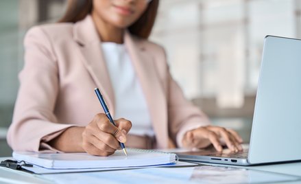 Używanie długopisu, pióra czy ołówka do sporządzania ręcznych notatek stanowi proces angażujący znac