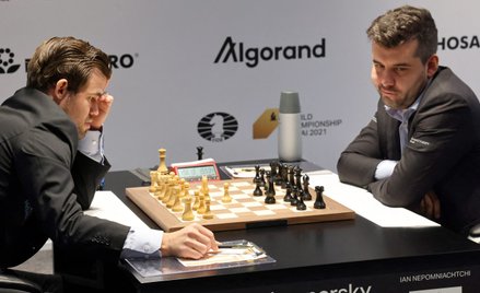 Magnus Carlsen i Jan Niepomniaszczi przy szachownicy w Dubaju
