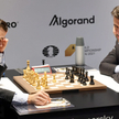 Magnus Carlsen i Jan Niepomniaszczi przy szachownicy w Dubaju