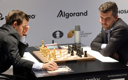 Magnus Carlsen i Jan Niepomniaszczi przy szachownicy w Dubaju