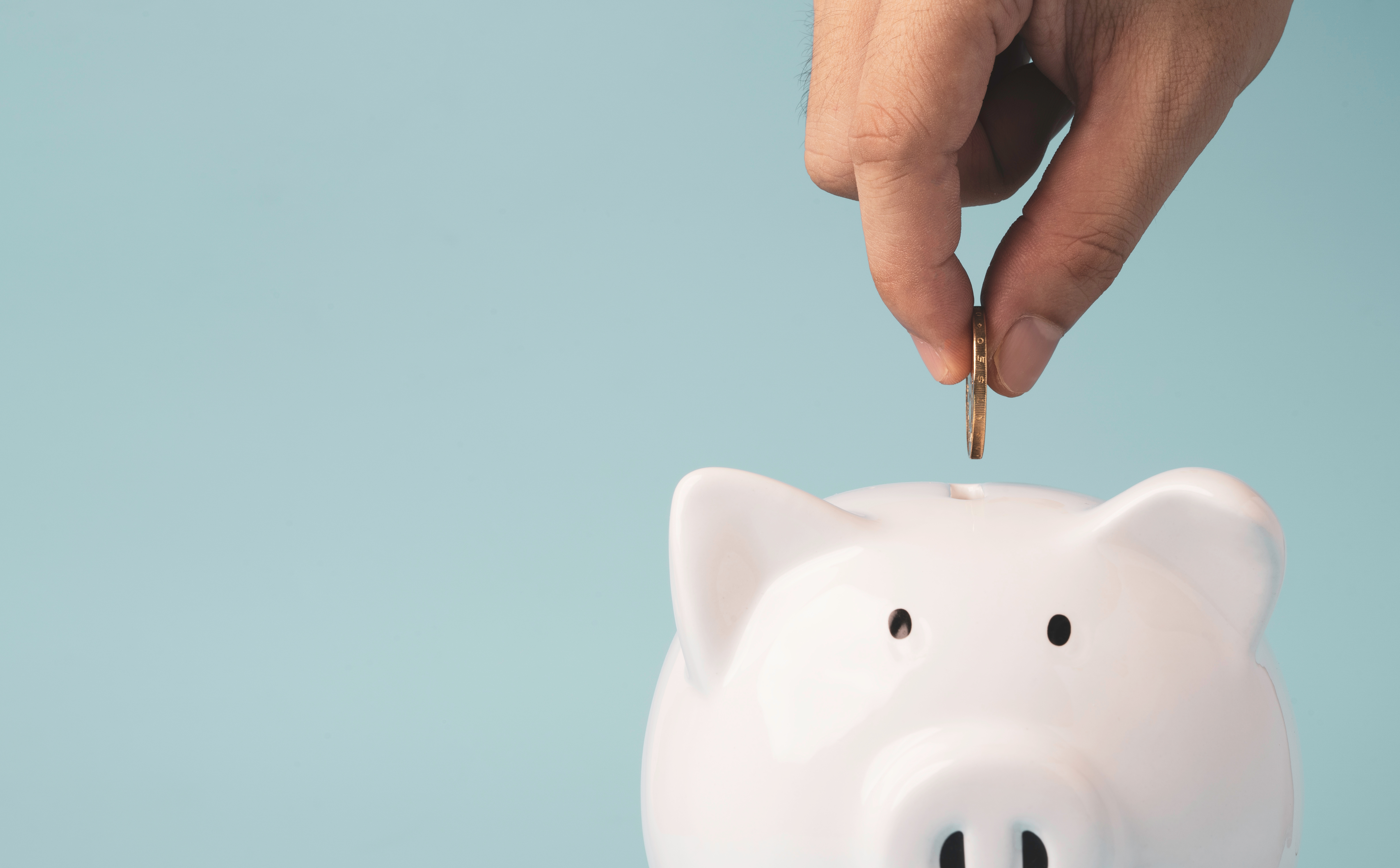 Młodzi Polacy odkładają pieniądze i oszczędzają na wydatkach