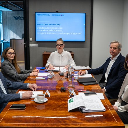 Od lewej: Henryk Orfinger, Dorota Wieczorkowska, Ewa Szadkowska, Marian Popinigis, Beata Krzyżagórsk