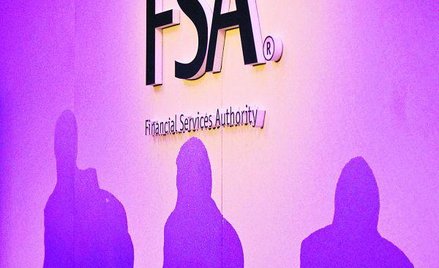 Brytyjski nadzór finansowy (FSA) próbuje ograniczyć premie wypłacane bankowcom. Robi to jednak ostro