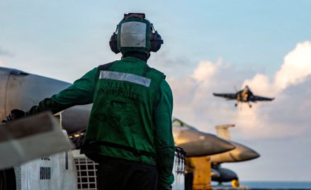 Donald Trump pisze, że armia USA zbiera siły i jest gotowa do wznowienia wojny