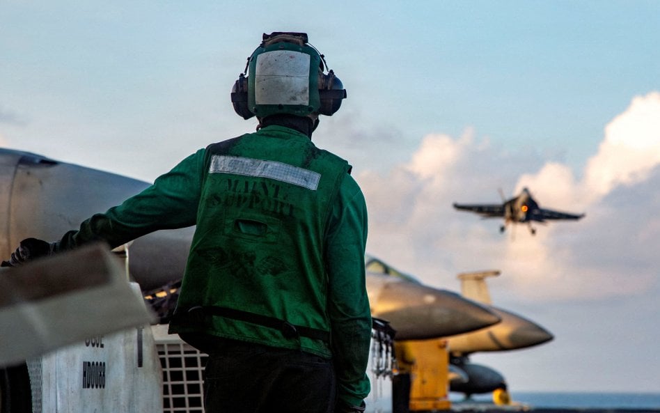 Donald Trump pisze, że armia USA zbiera siły i jest gotowa do wznowienia wojny