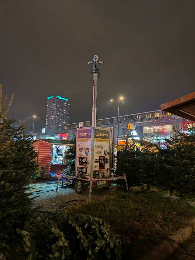 Nad bezpieczeństwem odwiedzających Jarmark Warszawski czuwają służby wyposażone między innymi w taki