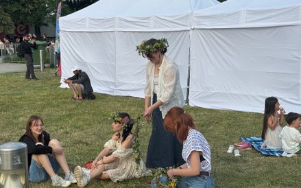 Przybyli siadali nie tylko w punktach gastronomicznych, ale też na trawie