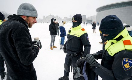 Amsterdam: Policjanci i przechodnie złamali obostrzenia. Rzucali się śnieżkami