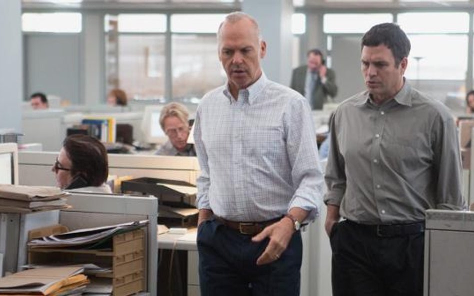 Kadr z najlepszego filmu „Spotlight”: Michael Keaton i Mark Ruffalo