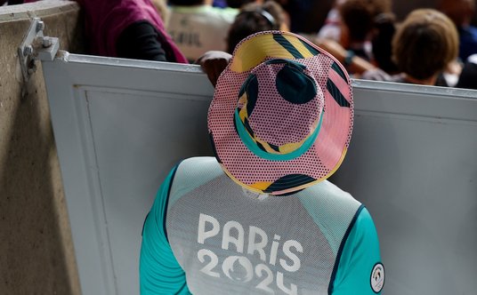 Szczególnym zainteresowaniem cieszą się kapelusze, w które wyposażeni byli wolontariusze.