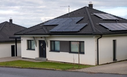 Panele fotowoltaiczne mogą działać znacznie dłużej niż 25 lat, jednak z czasem stopniowo tracą swoją