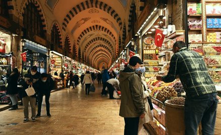 Erdogan podnosi pensję minimalną, a restauratorzy ceny