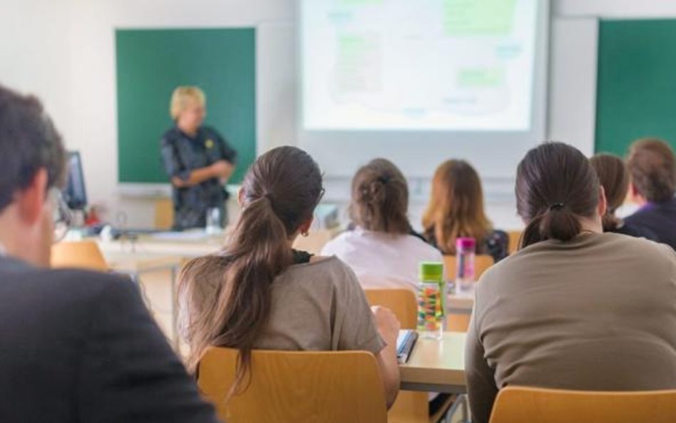 Odpłatność za studia może się przyczynić do poprawienia relacji student – wykładowca