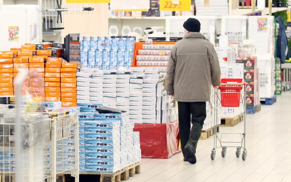 W lutym kupowaliśmy mniej niż rok i miesiąc wcześniej