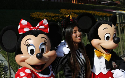 Turyści molestują Myszkę Miki i Kaczora Donalda