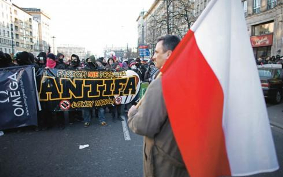 Demonstrujący antyfaszyści w Święto Niepodległości w stolicy, 11.11.2011 r.