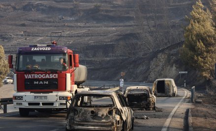 Pożar dotarł między innymi do popularnego kurortu Omisz w środkowej części Chorwacji