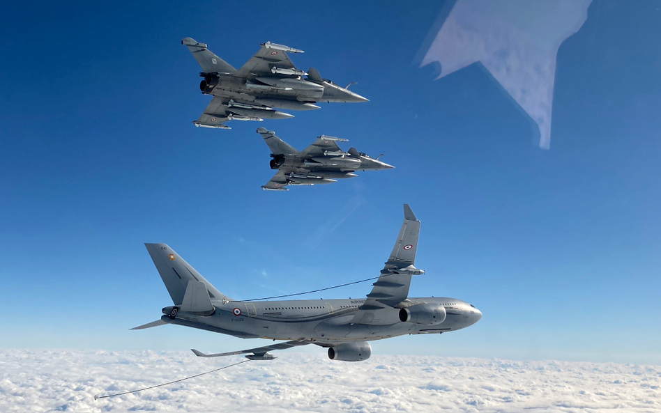 Airbus A330 MRTT w towarzystwie dwóch Rafale z pociskami MBDA Meteor na węzłach podkadłubowych.