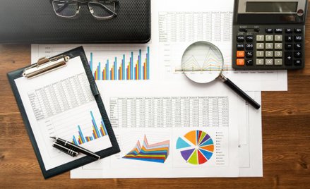 Wynik z opłat i prowizji ma złożoną strukturę. Różni się w poszczególnych bankach i nie pokazuje, cz