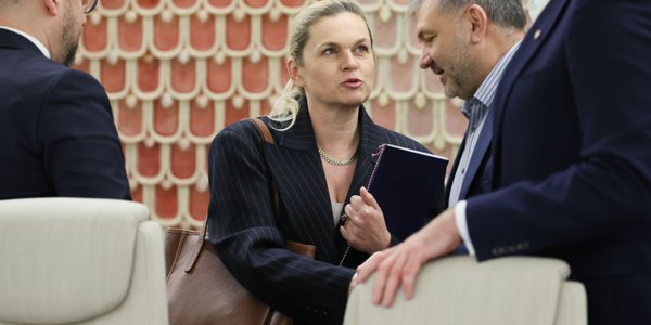 Zakaz telefonów w szkołach, czyli nic się nie zmieni. Czy Barbara Nowacka straci stanowisko?